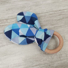Load image into Gallery viewer, A snack ring with headphones