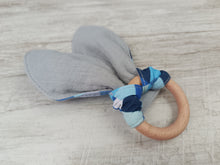 Load image into Gallery viewer, A snack ring with headphones