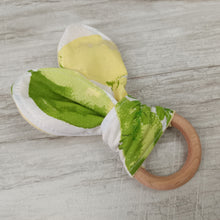 Load image into Gallery viewer, A snack ring with headphones