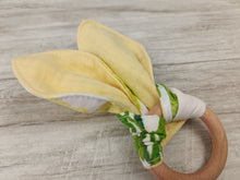 Load image into Gallery viewer, A snack ring with headphones