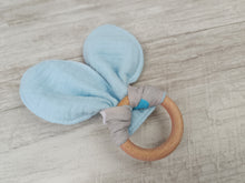 Load image into Gallery viewer, A snack ring with headphones