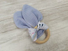 Load image into Gallery viewer, A snack ring with headphones