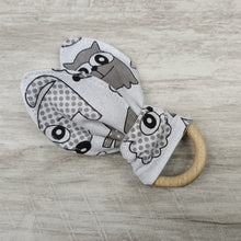 Load image into Gallery viewer, A snack ring with headphones
