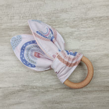 Load image into Gallery viewer, A snack ring with headphones