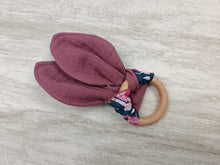 Load image into Gallery viewer, A snack ring with headphones