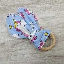Load image into Gallery viewer, A snack ring with headphones