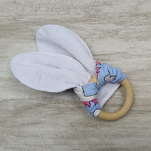 Load image into Gallery viewer, A snack ring with headphones