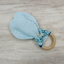 Load image into Gallery viewer, A snack ring with headphones