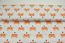 Load image into Gallery viewer, 100% kokvilnas audums - oranžas lapsas uz balta fona, 3,90 EUR/m