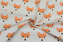 Load image into Gallery viewer, 100% kokvilnas audums - oranžas lapsas uz balta fona, 3,90 EUR/m