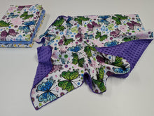 Ielādēt attēlu galerijas skatītājā, Minky sedziņa tumši violeta ar krāsainiem lieliem taureņiem