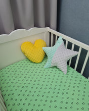 Load image into Gallery viewer, Muslin sheets with elastic, green tone with hearts