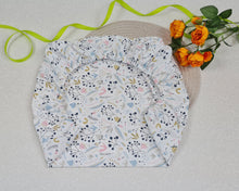 Load image into Gallery viewer, Car seat cover with rubber, with white base and meadow flowers
