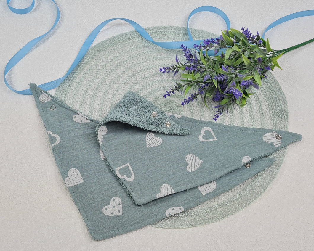 Lacīte – an apron in terry cloth with muslin in an old green tone, with hearts