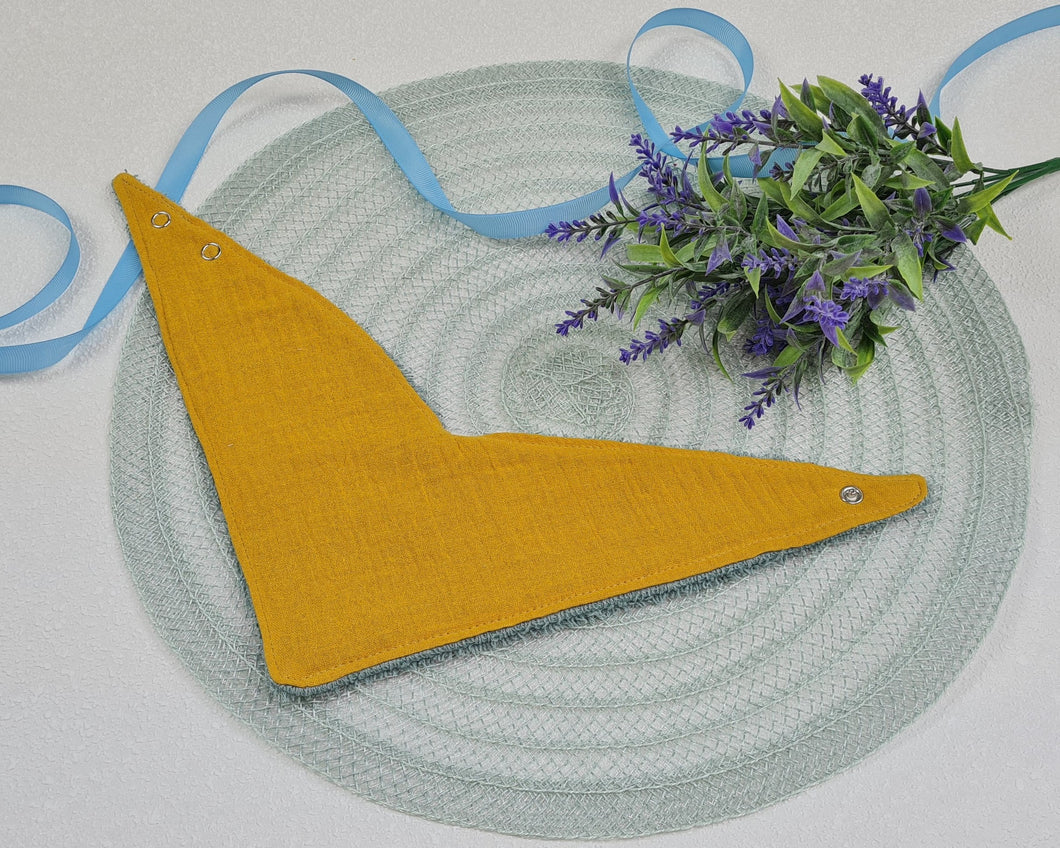 Lacīte – a terry cloth apron in an old green tone with yellow muslin