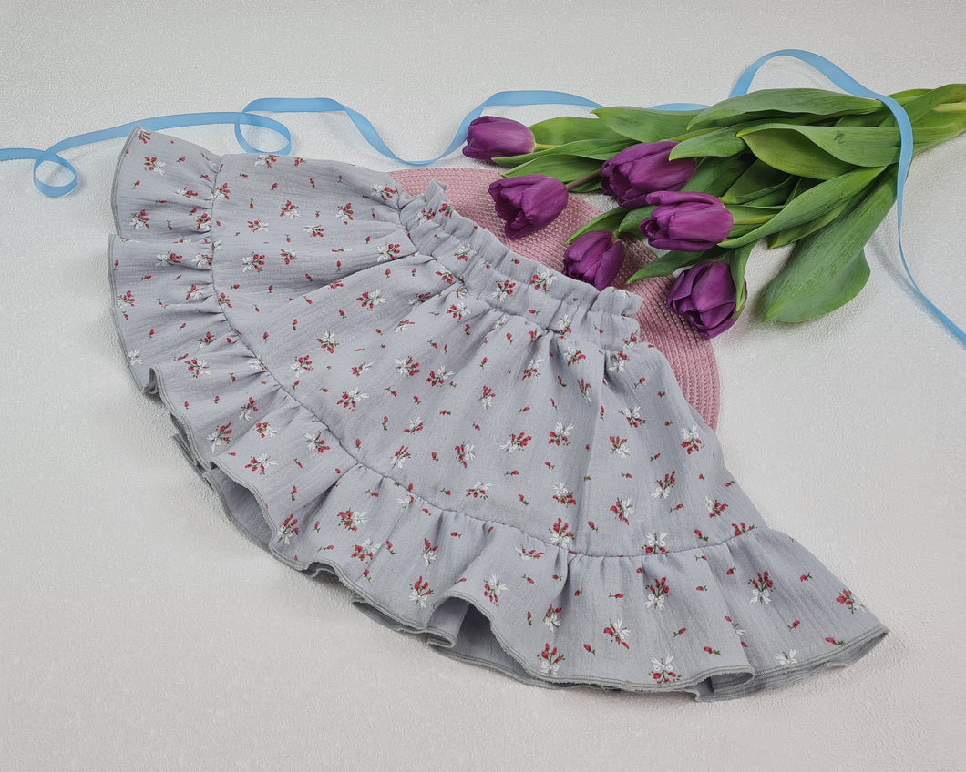 Girls' skirt with frill made of gray muslin fabric with delicate flowers