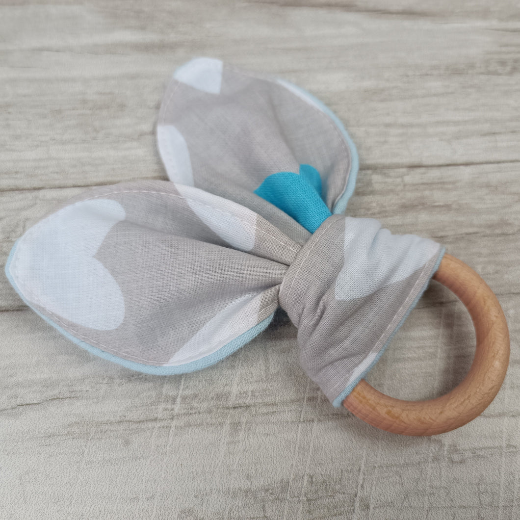 A snack ring with headphones