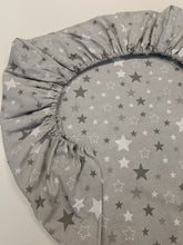 Load image into Gallery viewer, 100% cotton fitted sheet with elastic gray with stars, various sizes
