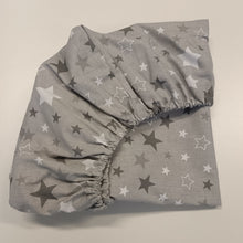 Load image into Gallery viewer, 100% cotton fitted sheet with elastic gray with stars, various sizes
