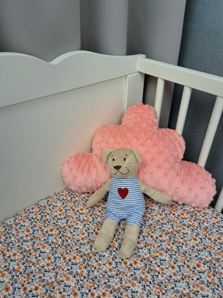 Muslin sheets with elastic, speckled with delicate flowers